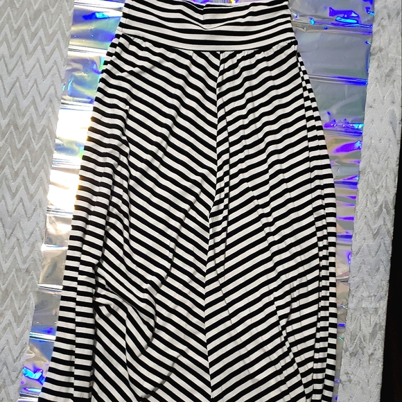 Flowy Maxi Skirt Black and White Diagonal Stripes - Picture 4 of 8
